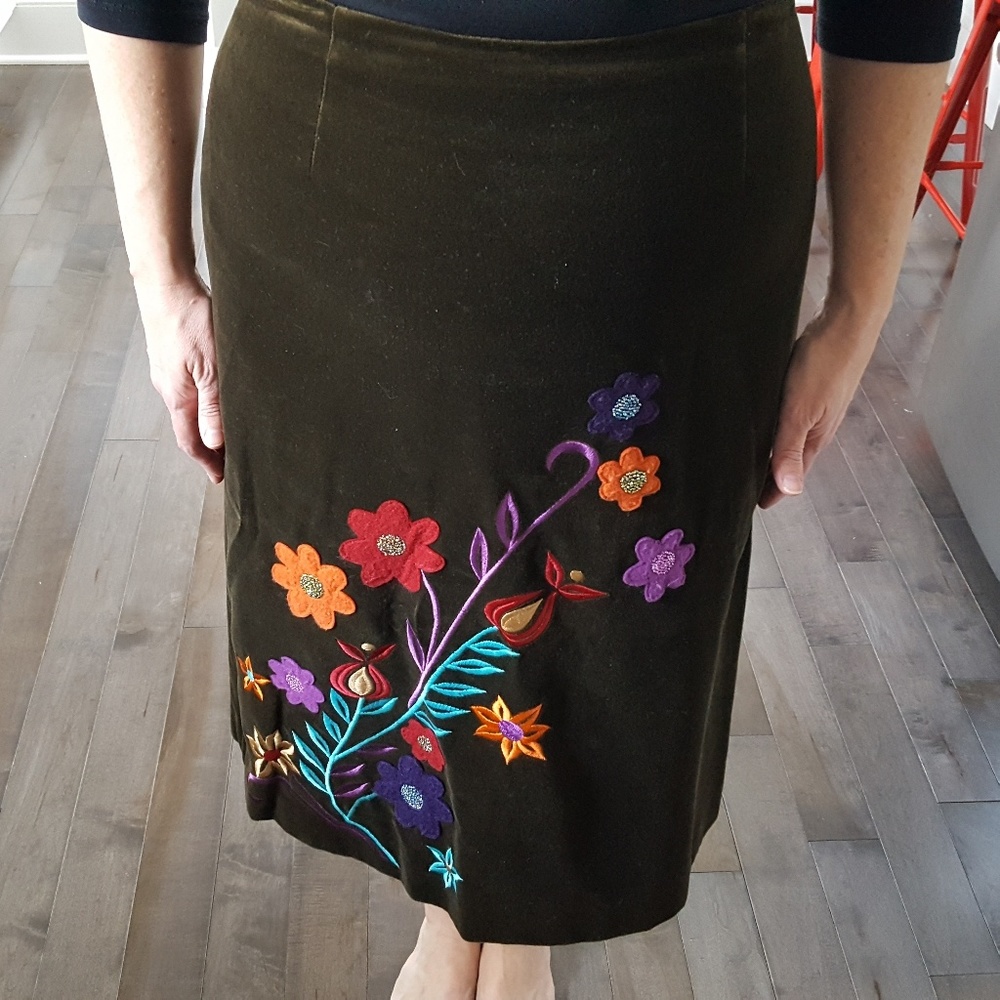 Neiman Marcus Brown Velvet Skirt with Appliques